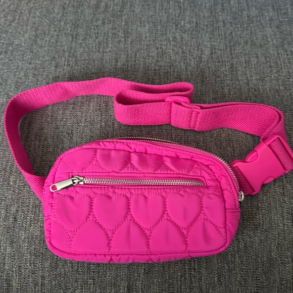 Fanny Pack/ Crossbody Heart Bag Excellent Condition - Picture 1 of 5